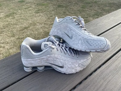 Zapatos para mujer Nike Shox R4 planos florales de peltre talla 10 HV0934-001 Foto 1 de 4