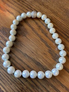 VINTAGE PRETTY FAUX PEARL NECKLACE WITH MAGNETIC CLASP AND FREE SHIPPING - Picture 1 of 10