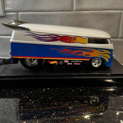 Autobús de arrastre VW Hot Wheels Mattel 2000 escala 1/18 diecast custome en soporte de exhibición Foto 1 de 4