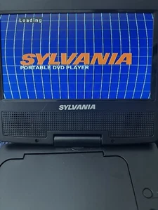 Reproductor de DVD portátil Sylvania 7 pulgadas SDVD7027-C NEGRO GENUINO PROBADO SIN ADAPTADOR - Imagen 1 de 15