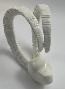 Estatuilla de carnero Nate Berkus Aries calavera cuernos escultura - Imagen 1 de 5
