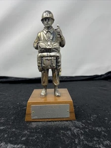 C819 Reservistenplastik Fallschirmjäger Holzsockel Erinnerung Plastik Militär - Bild 1 von 17