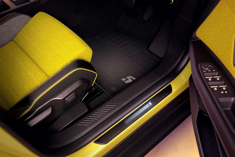 Genuine Renault 5 Premium Velour Carpet Mats - Image 1 of 1