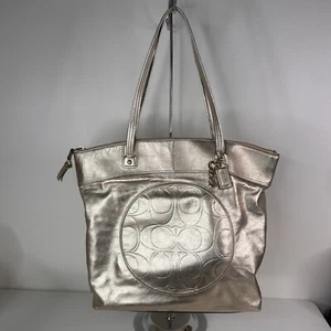 Bolso de Mano Coach Laura Dorado Cuero Metálico Firma con Dije y Cierre de Cremallera - Imagen 1 de 16
