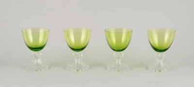 Val St. Lambert.  Set di quattro bicchieri da vino bianchi in vetro verde e t... - Immagine 1 di 4