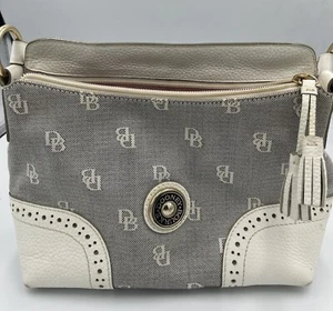 Bolso de hombro Dooney & Bourke Signature de lona/cuero cartera vintage con borla - Imagen 1 de 9