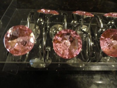 NOVO NA CAIXA 12 peças GANCHOS DE CORTINA DE CHUVEIRO rosa claro muitas facetas Gem GLAM Look DIVERTIDO - Imagem 1 de 3