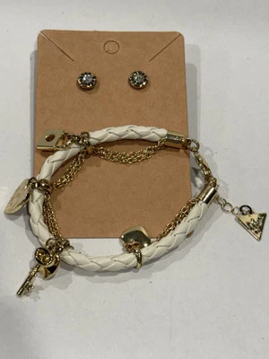 Pulsera Guess Fashion de cuero blanco con dijes y pequeño par de pendientes Foto 1 de 4