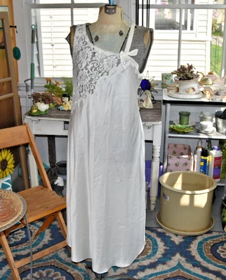 Camisón de novia Victoria's Secret etiqueta dorada con cuentas correa de encaje talla pequeña Foto 1 de 4