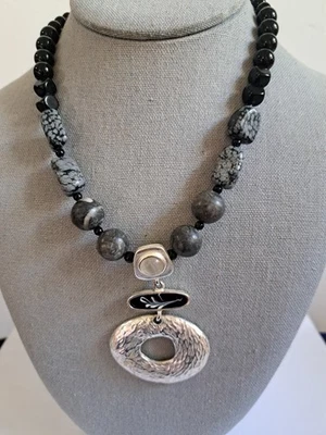 Collar Chicos Colgante Tono Plateado Piedras Azules Cuentas Negras Foto 1 de 4