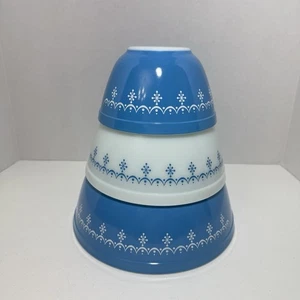 Vintage Pyrex Snowflake Garland Vintage Blue White Mixing Bowls Set Of 3 - Picture 1 of 10