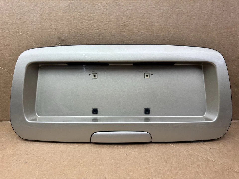 Оригинальная золотистая панель номерного знака для заднего багажника Chevy TrailBlazer 2002-2009 годов выпуска - Изображение 1 из 4