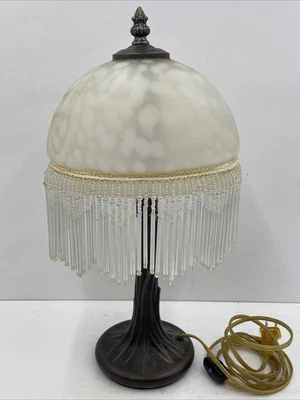 Lámpara de mesa de colección con cuentas Boudoir con pantalla opalina Foto 1 de 4