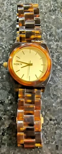 Reloj Nixon para mujer More Is More The Time Teller acetato tortuga forma justa - Imagen 1 de 7