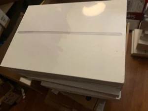 New Factory Sealed Apple iPad Air 2 32GB, Wi-Fi, 9.7in - Silver (MNV62LL/A) - Afbeelding 1 van 2