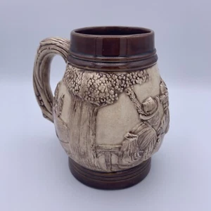 Vintage 1980 Bierkrug Stein Häuser Bäume drei Männer trinken 6" hoch braun - Bild 1 von 7