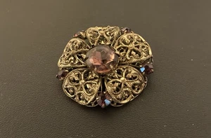 Vintage runde filigrane tschechische Brosche mit Amethyst Glas messingfarben - Bild 1 von 10