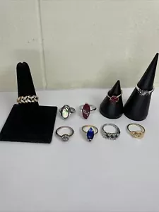 Konvolut 9 Ringe Mix Konvolut Schmuck verschiedene Größen Formen Farben Steine teils signiert - Bild 1 von 19