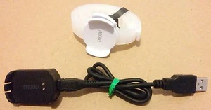 GENUINE - 2 MOOV FITNESS TRACKER REAL TIME AUDIO COACH BRACELETS + 1 USB CHARGER - Picture 1 of 3