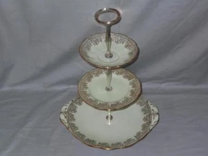 Queen Anne Bone China 3-stufiger Hostess Kuchenteller Ständer grün & vergoldet - Bild 1 von 4