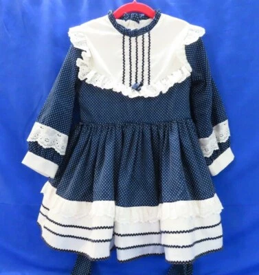 VESTIDO DE COLECCIÓN Martha's Miniatures AZUL MARINO PUNTO SUIZO Blanco Ojales Encaje VOLANTES talla 6 Foto 1 de 4