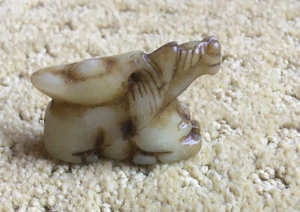 Kleiner antiker Nephrit Jade geschnitzter Anhänger LIEGENDES PFERD Figur - Bild 1 von 9