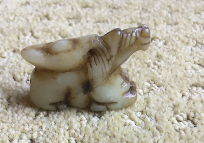 Pequeña Estatuilla Antigua de Caballo Reclinable Colgante Tallado en Jade Nefrita Foto 1 de 4