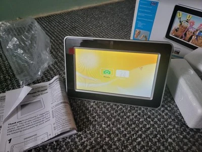 Logik L07DPF09 7-inch Digital Photo Frame Black - Image 1 of 2