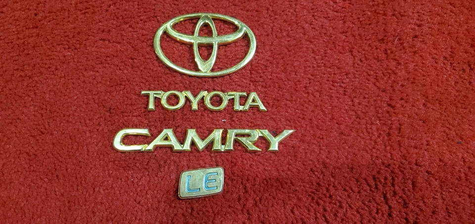 1997 1998 1999 2000 2001 TOYOTA CAMRY LE MALETERO TRASERO TAPA EMBLEMA CONJUNTO DORADO OEM Foto 1 de 2