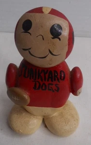 Arte rupestre piedra pintada a mano "perros de depósito de chatarra" jugador de fútbol sosteniendo pelota 3-1/2" H - Imagen 1 de 5
