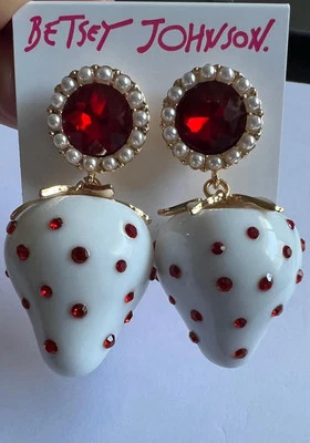 Pendientes colgantes Betsey Johnson resina blanca fresa rojo cristal y perlas de imitación Foto 1 de 4