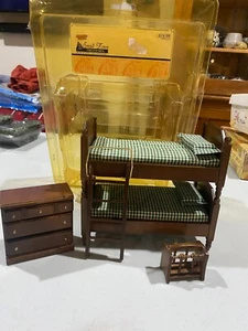 Small Town Treasures Miniaturen Etagenbetten mit Leiter, Truhe, Zeitungsständer - Bild 1 von 1