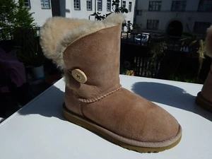UGG AUSTRALIA 5803 BAILEY BUTTON II Dam Stiefel Leder LAMMFELL Gr.37(UK4,5) Neuw - Bild 1 von 17