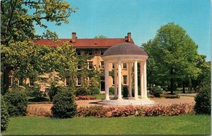 Vintage UNC Chapel Hill NC Old Well Old East Dormitory Plastichrome Postkarte - Bild 1 von 2