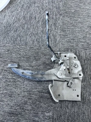 Ford Mustang Fastback 1969 1970 montaje de freno de estacionamiento de emergencia original OEM Foto 1 de 3