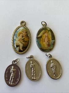Lote de 5 medallas religiosas - 1 San Judas, 2 San Sebastián, 2 esmaltadas - Imagen 1 de 8