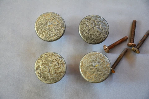 SET 4 ANTIQUE CAST IRON ARTS & CRAFTS DRESSER DRAWER PULL KNOBS + SCREWS (H12) Cover