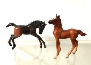 2 BREYER Stablemates 1999 5655 Scambling Foal Dark Bay/5394 Standing Chestnut - Imagen 1 de 5