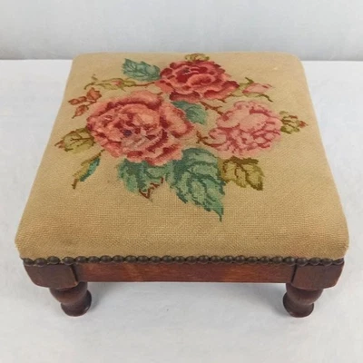 Taburete de pie estilo victoriano pequeño otomano acolchado con decoración de patrón floral Foto 1 de 4