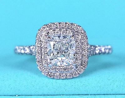 Anillo de compromiso Tiffany & Co platino soleste cojín 1,03 quilates diamante halo 5,25 Foto 1 de 4