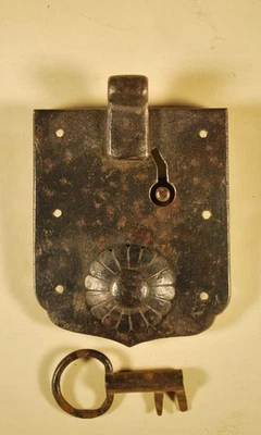 CERRADURA JAPONESA ANTIGUA HIERRO TANSU CON LLAVE DE TRABAJO Foto 1 de 4