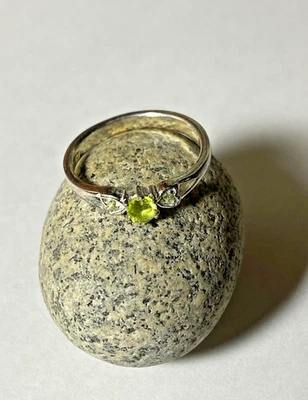 Anillo de 3 piedras preciosas con placa de plata de ley peridoto con corazones tamaño 7,5 Foto 1 de 4