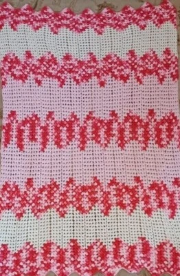 Extremos festoneados coloridos afganos ganchillo a mano rojo blanco rosa 44" x 66" Foto 1 de 4