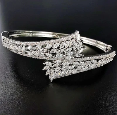Brazalete para mujer de lujo nupcial enchapado en oro blanco de 14K con forma de hoja de circonita cúbica Foto 1 de 4