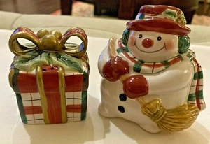 FITZ & FLOYD "PLAID CHRISTMAS" SNOWMAN & GIFT BOX SALT & PEPPER SHAKERS - Imagen 1 de 9