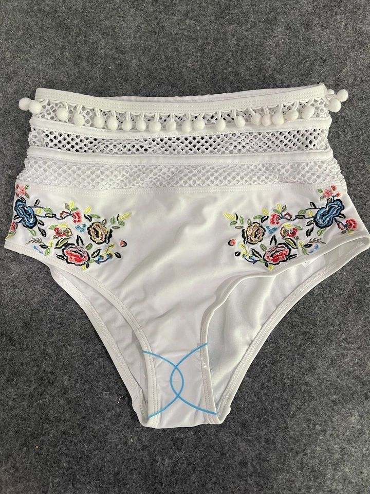 Parte inferior de bikini bordada con pompón premium talla 4 de ASOS DESIGN de EE. UU. Foto 1 de 4