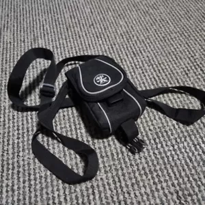 Crumpler Camera Bag The Crisp "E" 350 Black Carry Case & Strap Compact - Picture 1 of 5