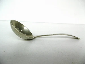 ARGENTERIE ANCIENNE - PETITE CUILLÈRE À SAUPOUDRER EN METAL ARGENTÉ - Imagen 1 de 4
