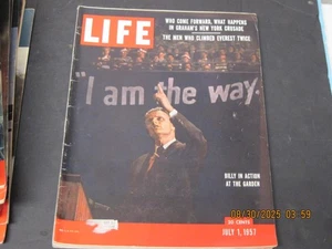 LIFE MAGAZINE 1957 JULY 1 BILLY GRAHAM IN ACTION AT THE GARDEN GO - Picture 1 of 2