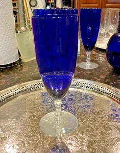 Juego de 6 de colección. Vajilla de 8" azul cobalto soplada a mano con vástago/base transparente ornamentado - Imagen 1 de 7